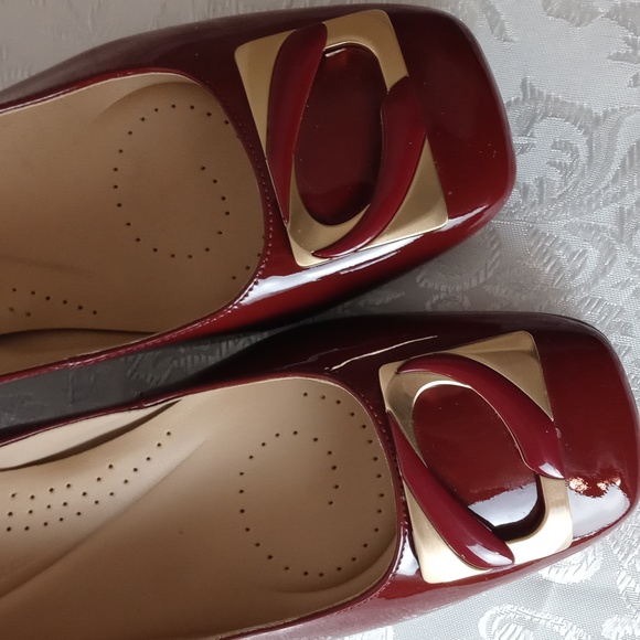 NWOT Clarks Burgundy Patent Leather Pumps with Gold Accent - Picture 7 of 7